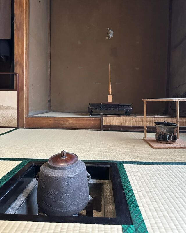 先日、日本身体文化研究所に行って、日本人の身体研究をしている矢田部英正さんにお会いしました。(ちなみに、TVやメディアにも取り上げられるようなとても有名な方です)

初めての茶道でとても緊張しましたが、全然気にしないで美味しく飲めれば良いと言ってくださり、とても優しく対応して下さりました！
茶道と身体の関係は意外にも連動している部分がありとてもお勉強になりました。
人間が座りやすいイスを研究している方だけあって、正座ではなく研究して作った勾玉のイスも用意してあり、個人の身体にあった角度に変えたり長時間座れない方にも配慮した部分はとても素晴らしいと思いました🙇‍♂️✨

#体育座り廃止へ #NPO法人 #立ち上げ #協力してくる人募集中 
#学校 #日本を変える #側弯症 #持病 #教育 #体育座り #脊柱 #脊柱側弯症 #整形外科 #リハビリ #側弯 #japan #tokyo #日本 #東京 #me #follow #followme